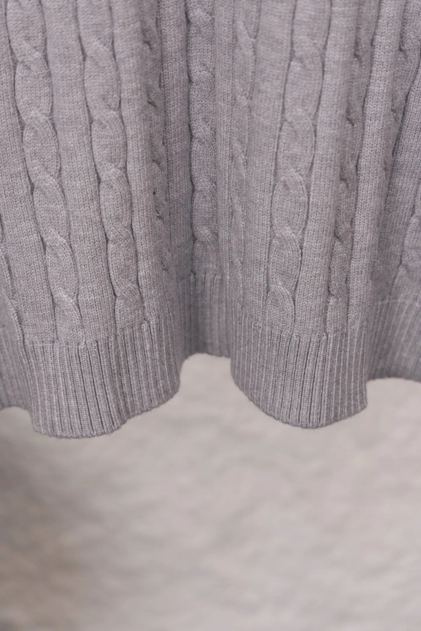 P230 Style No./F187 Rah Lauren classic pony embroidered stand-up collar knitted sweater. Made of 400 cotton gauze fabric with clear lines. The original customized lines are smooth and delicate. Better hand feel. Not easy to deform. Not easy to shrink. Not easy to fade. Maintain long-lasting beauty. Color Gray Black Size S-XL